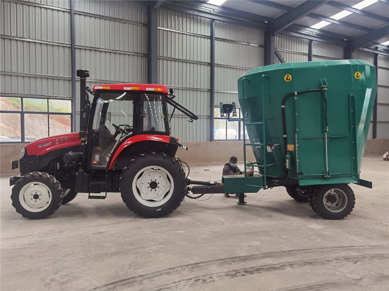 Mezclador TMR de sinf&iacute;n &uacute;nico remolcado por tractor de 7-9 m&sup3;