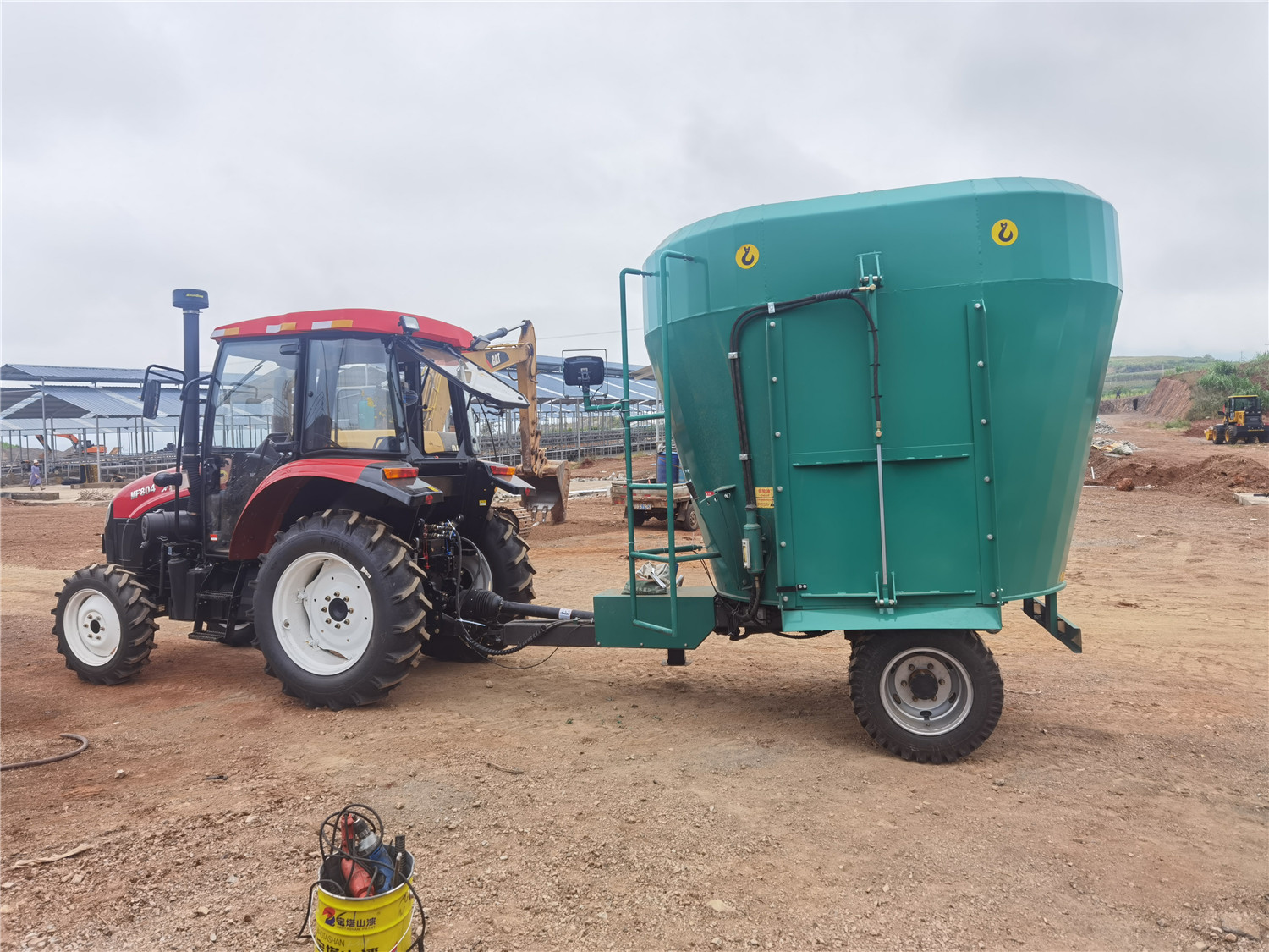 Mezclador TMR de sinf&iacute;n &uacute;nico remolcado por tractor de 7-9 m&sup3;